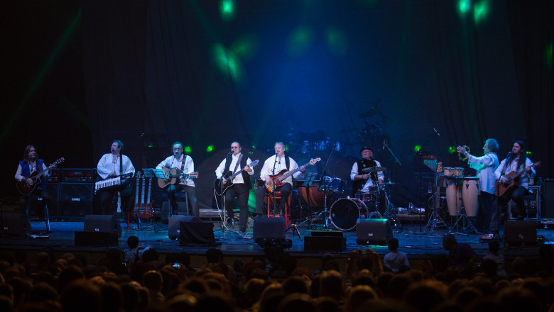 Pasarea Rock, patriotism pe note  Imagine