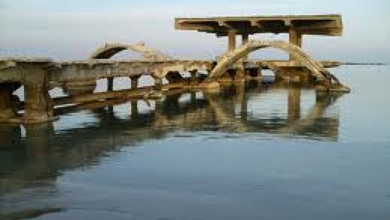 Pasarela de la Cazino a ajuns ruina. Unul dintre simbolurile statiunii Mamaia a fost declarat monument istoric si abandonat Imagine