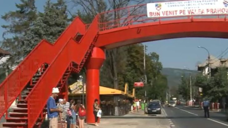 Pasarelele din Busteni au devenit inutile. Turistii traverseaza pe trecerea pentru persoanele cu dizabilitati Imagine