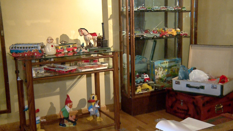 Pasionat de jucarii. Un barbat a colectionat peste 11.000 de papusi, machete si roboti Imagine