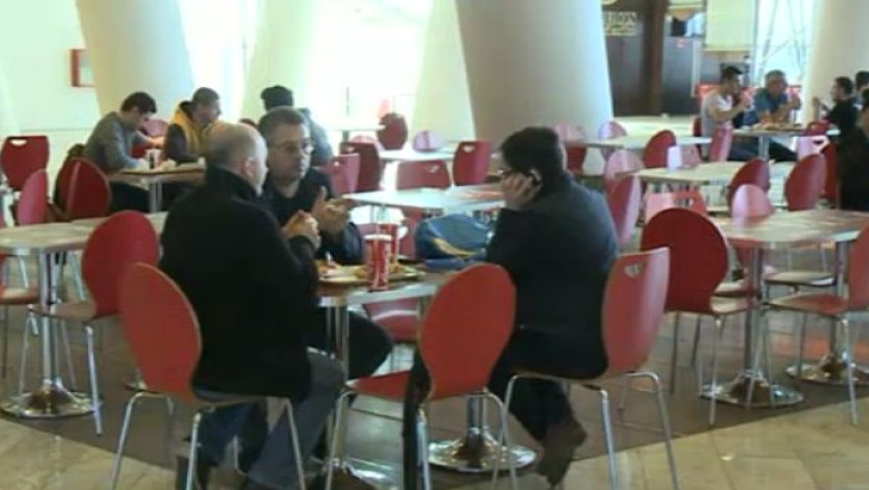 Paste nonconformist. Tinerii au ales sa petreaca in cluburi si sa manance la fast food-uri Imagine