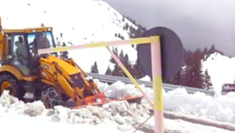 Paste petrecut cu zapada ca de Craciun. Mai multi turisti au ramas blocati in Bucegi Imagine