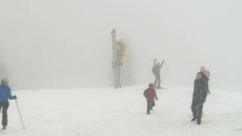 Pastele pe schiuri. Turistii de la munte se bucura de zapada pe care n-au avut-o de Craciun Imagine
