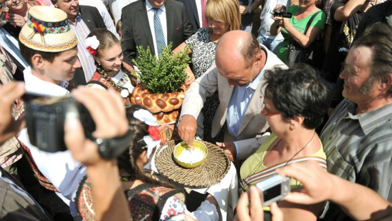 Pasul Prislop. Presedintele s-a fotografiat cu localnicii, dar a refuzat sa ia cuvantul pe scena Imagine
