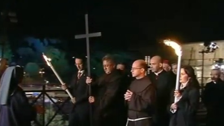 Patimile din Vinerea Mare. Drumul Crucii, refacut la Roma si Ierusalim Imagine