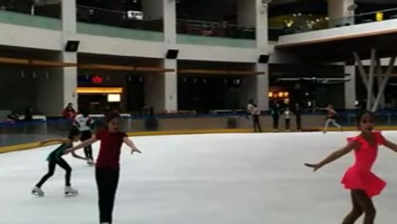 Patinatorii si hocheistii din Bucuresti se antreneaza la mall Imagine