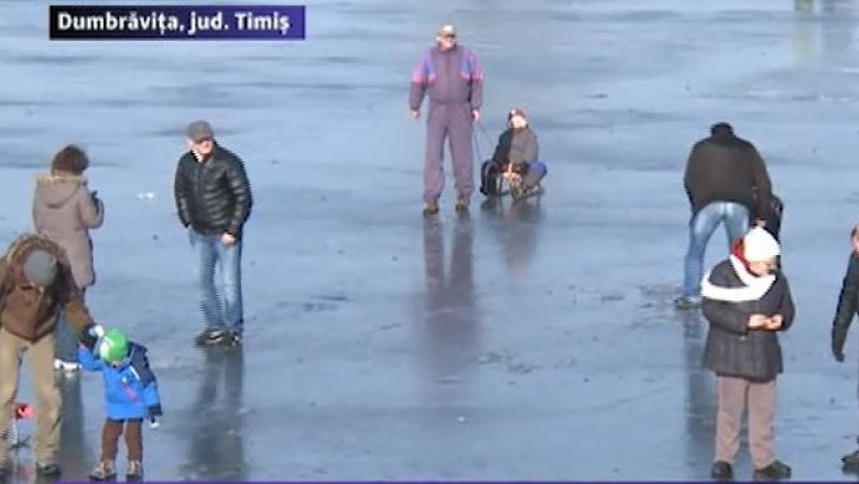 Patinoar natural, pe un lac de langa Timisoara. Gheata formata a atras copii si parinti, deopotriva Imagine