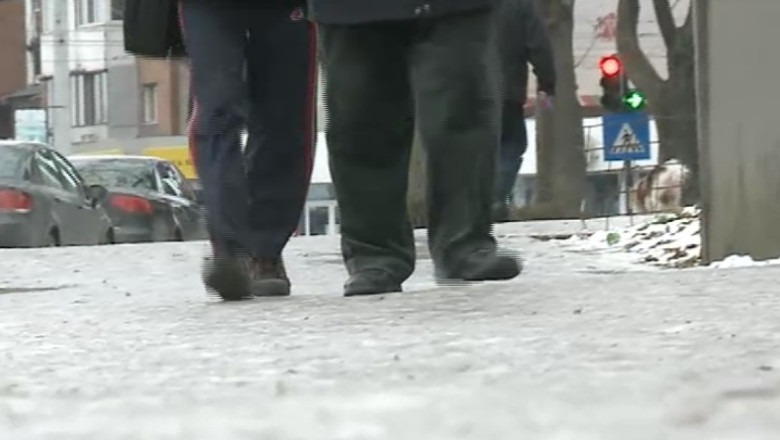 Patinoare pe trotuare. Gheata a pus stapanire pe strazile din mai multe orase din tara Imagine