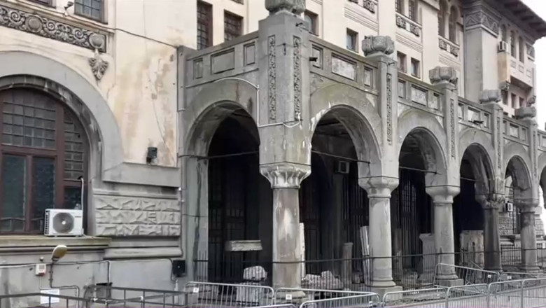 Patrimoniu in pericol, la Constanta. Sute de mii de piese de muzeu, vechi de secole, sunt tinute intr-o cladire care sta sa cada Imagine