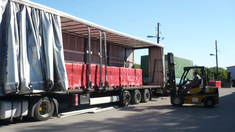 Patru camioane cu ajutoare, trimise de politistii din Bihor in Serbia, pentru victimele inundatiilor Imagine