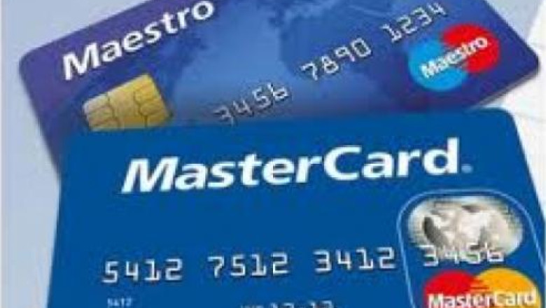 Patru din zece romani isi scot banii de pe card in ziua de salariu Imagine