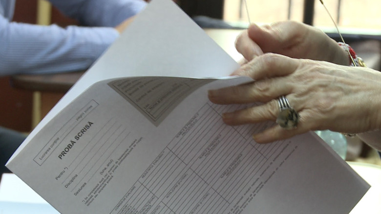 Patru elevi eliminati la simulare. Acestia au incercat sa copieze cu telefoanele mobile, dar au fost prinsi Imagine