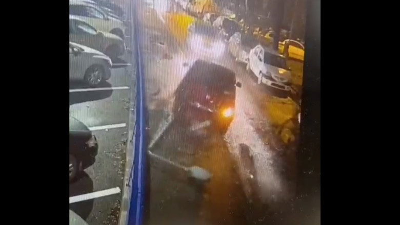 Patru hoti au intrat cu masina in stalp cand fugeau de politie. Momentul, surprins de o camera de supraveghere Imagine
