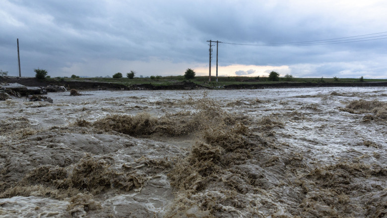 Patru judete sunt sub risc de inundatii pana miercuri, la miezul noptii Imagine