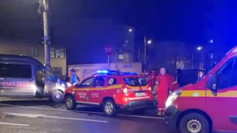 Patru oameni au ajuns la spital, dupa ce microbuzul in care erau a fost lovit de o masina intrata pe contrasens in Sibiu Imagine