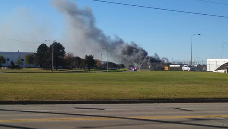 Patru oameni au murit dupa ce un avion de mici dimensiuni a intrat intr-o cladire Imagine