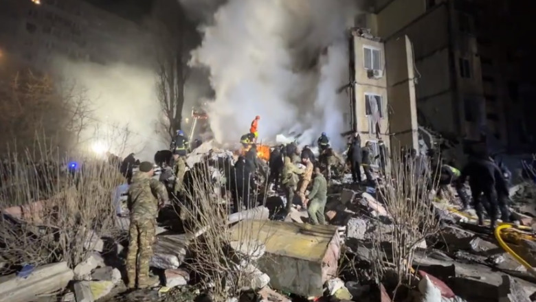 Patru oameni, printre care si un copil, ucisi dupa ce o drona a rusilor a lovit o cladire rezidentiala din Odesa Imagine