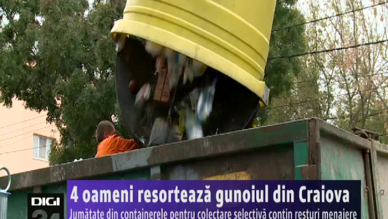 Patru oameni resorteaza gunoiul din Craiova Imagine