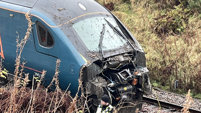 Patru persoane au fost ranite dupa ce un tren a deraiat din cauza unei alunecari de teren in Marea Britanie Imagine