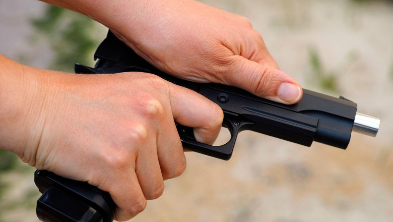 Patru persoane au fost retinute dupa ce au tras focuri de arma pe o strada din Sectorul 6 al Capitalei. Ce ar fi declansat incidentul Imagine