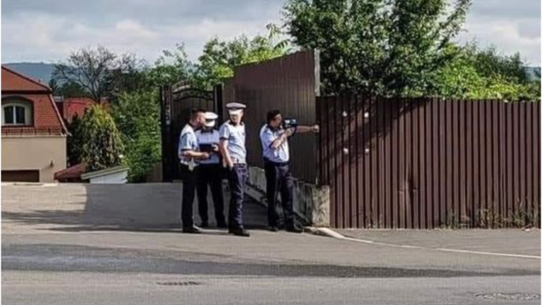 Patru politisti au fost surprinsi la panda cu radarul. Fotografia care a infuriat soferii: "De-a rasul-plansul!". Cum explica Politia Imagine