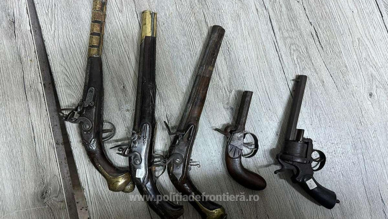 Patru pusti si cinci pistoale au fost gasite ascunse in microbuzul unui bulgar care incerca sa intre in Romania Imagine