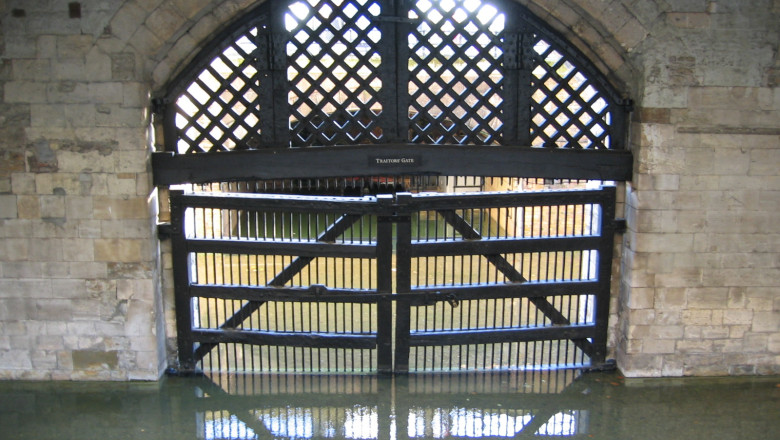 Patru romani, condamnati la inchisoare dupa ce au furat bani din santul de la intrarea in Turnul Londrei Imagine