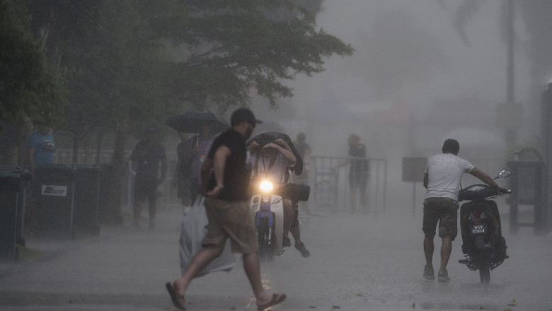 Patru romani, izolati de inundatii in Malaezia Imagine