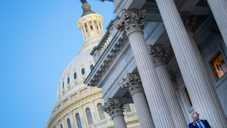 Patru senatori republicani l-au tradat pe Trump, au votat cu democratii si au respins tarifele impuse unui numar de peste 100 de tari Imagine