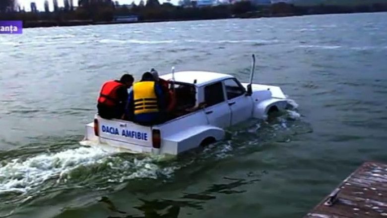 Patru studenti au transformat o Dacie Papuc intr-o masina amfibie Imagine