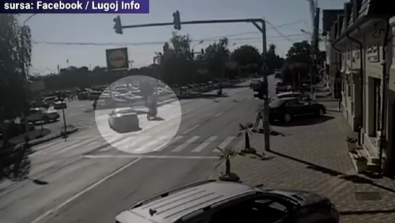 Patru tineri aflati pe motociclete au fost aruncati pe asfalt si raniti din cauza greselii unui sofer. Momentul accidentului din Lugoj Imagine