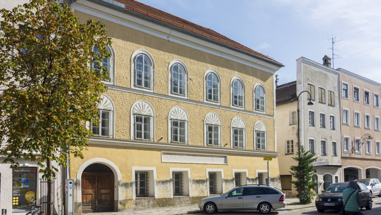 Patru tineri germani s-au dus pana in Austria ca sa puna flori la casa lui Hitler, de ziua lui, dar nu stiau ce se afla acum in cladire Imagine