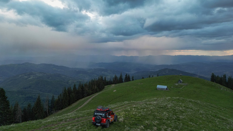 Patru ucraineni salvati din Muntii Maramuresului, in timp ce treceau granita. Unul a fost spitalizat Imagine