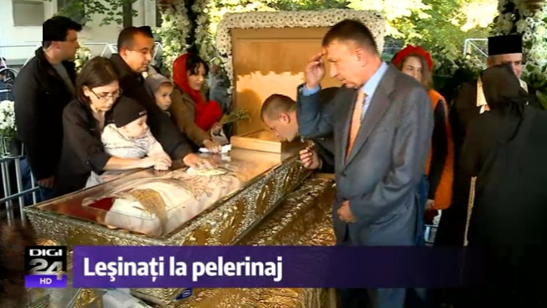 Patru zile de pelerinaj la moastele Sfintei Parascheva in Iasi. Aproape 1000 de persoane au avut nevoie de interventia medicilor Imagine