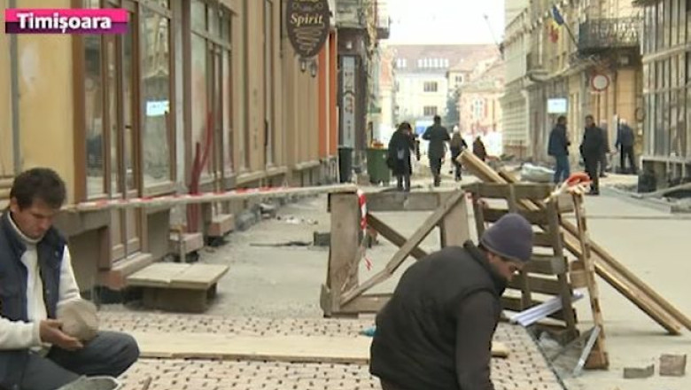 Pavarea, in toi pe strada Mercy. Este a treia strada din centrul istoric al Timisoarei pe care muncitorii au inceput sa puna piatra  Imagine