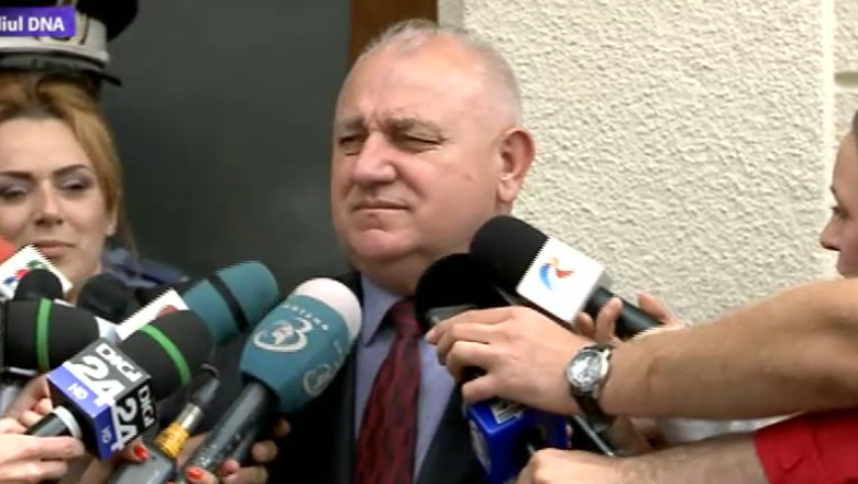 Pavel Abraham: Mircea Basescu a fost inregistrat cu trei cravate cu camere video. Aparatura, luata de pe piata neagra Imagine