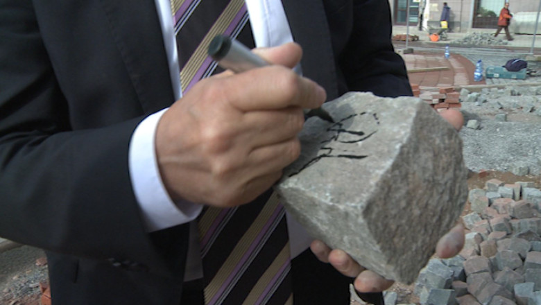 Pavele semnate de primar Imagine