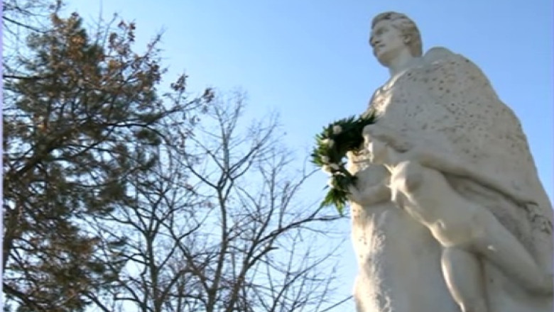 Paza exceptionala la statuia lui Mihai Eminescu, la 165 de ani de la nasterea poetului Imagine