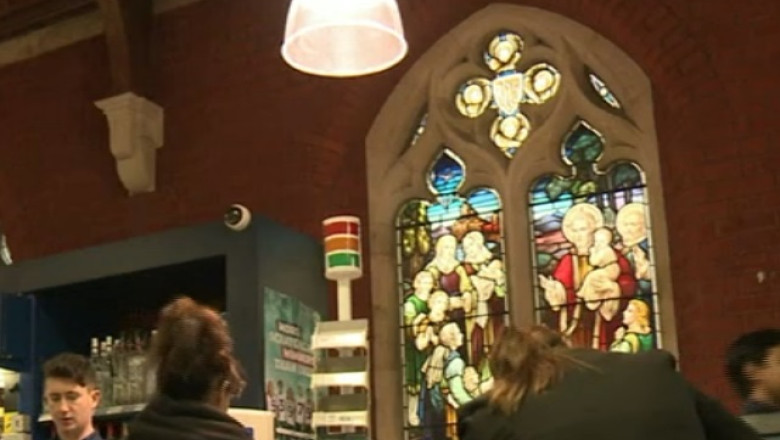 Pe altarul distractiei. Multe biserici din Anglia sunt transformate in baruri si supermarketuri Imagine