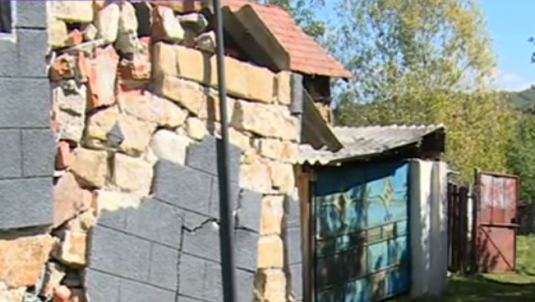 Pe drumuri din cauza exploatarii miniere. Pamantul a luat-o la vale, iar satenii din Seciuri au ramas fara case Imagine