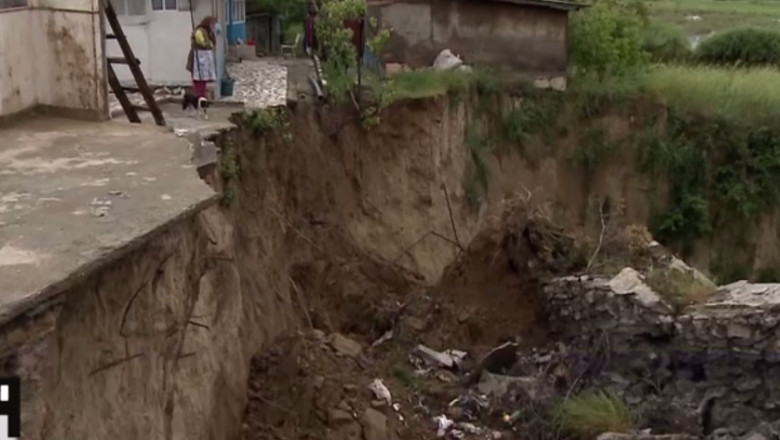 Pe marginea prapastiei. Groapa de sase metri adancime in curtea unei case din Tulcea Imagine