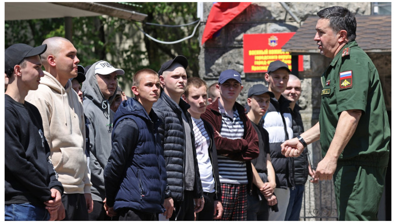 Pe masura ce Putin ramane fara soldati in Ucraina, rusii incearca sa-i recruteze la maratoane, concerte sau pe strada Imagine