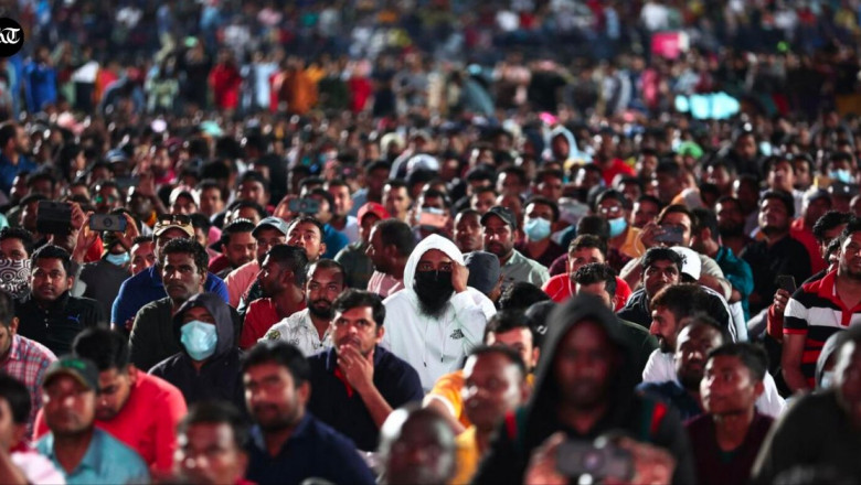 Pe un stadion amenajat doar pentru ei, mii de muncitori migranti au urmarit primul meci de la Cupa Mondiala Imagine