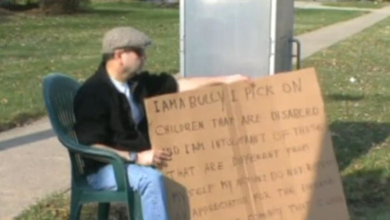 Pedeapsa inedita pentru un hartuitor. Barbatul a fost obligat sa poarte o pancarta prin care isi recunostea vina Imagine