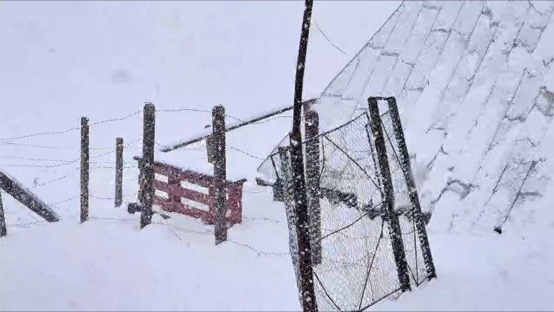 Peisaj de iarna pe platoul Bucegi in luna mai. A nins puternic si s-a depus din nou zapada Imagine