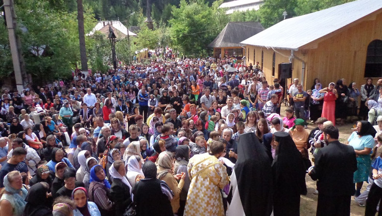 Pelerinaj de Sfanta Maria. Mii de oameni s-au inchinat icoanei facatoare de minuni de la Izbuc, judetul Bihor Imagine