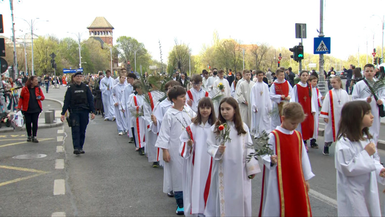 Pelerinaj in Bucuresti de Florii. Sute de credinciosi catolici participa la procesiune pe strazile Capitalei Imagine
