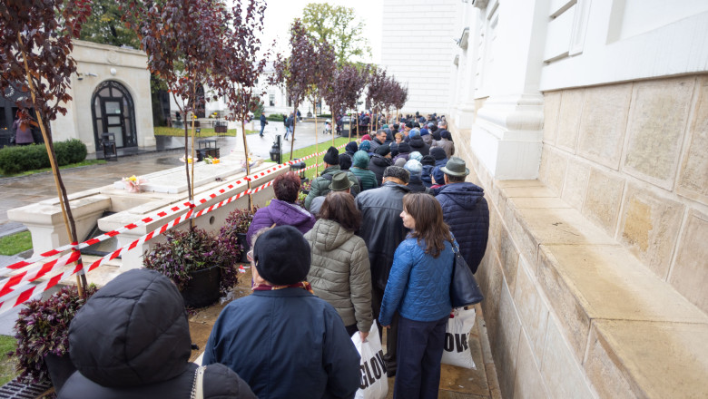 Pelerinaj la Iasi: Zeci de mii de credinciosi stau la rand si 10 ore pentru a se inchina la moastele Sfintei Parascheva Imagine