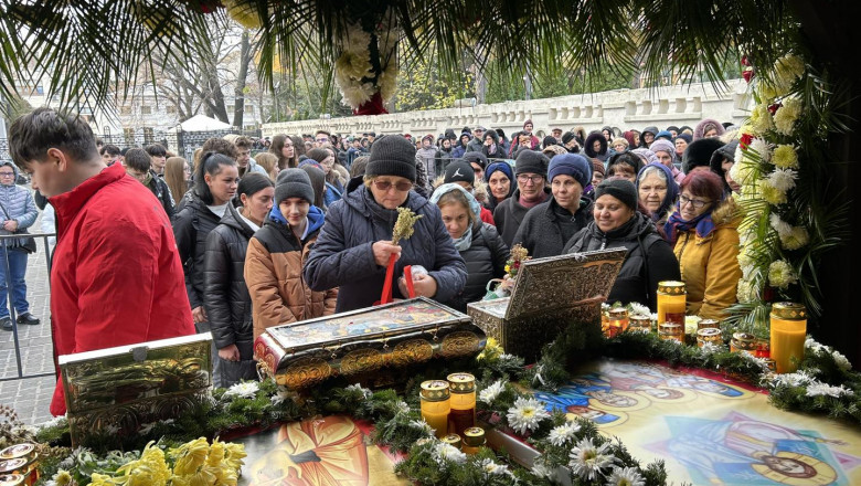 Pelerinaj la moastele Sfantului Andrei, la Galati. Credinciosii s-au rugat pentru pace, sanatate si intelepciune Imagine