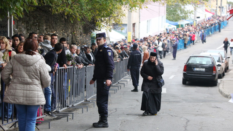 PELERINAJUL DE LA IASI, IN IMAGINI. Credinciosii care vor sa se roage maine la moaste s-au asezat de azi la coada   Imagine